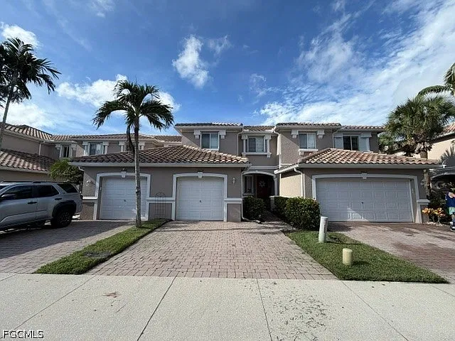 3 bed, 2.5 bath, 1711 sqft, $2,200 — Photo 1