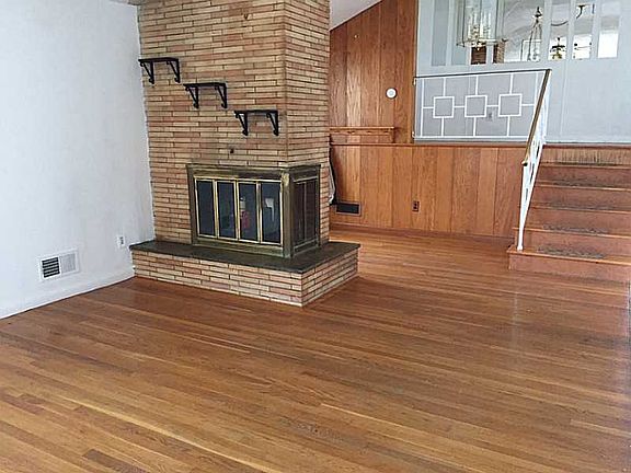 4th image of 15 Redwood Dr