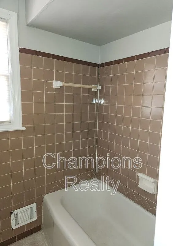 3 bed, 1.0 bath, 964 sqft, $1,200 — Photo 3