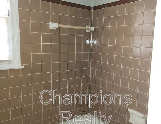 3rd image of 5415 Eugenia Ave