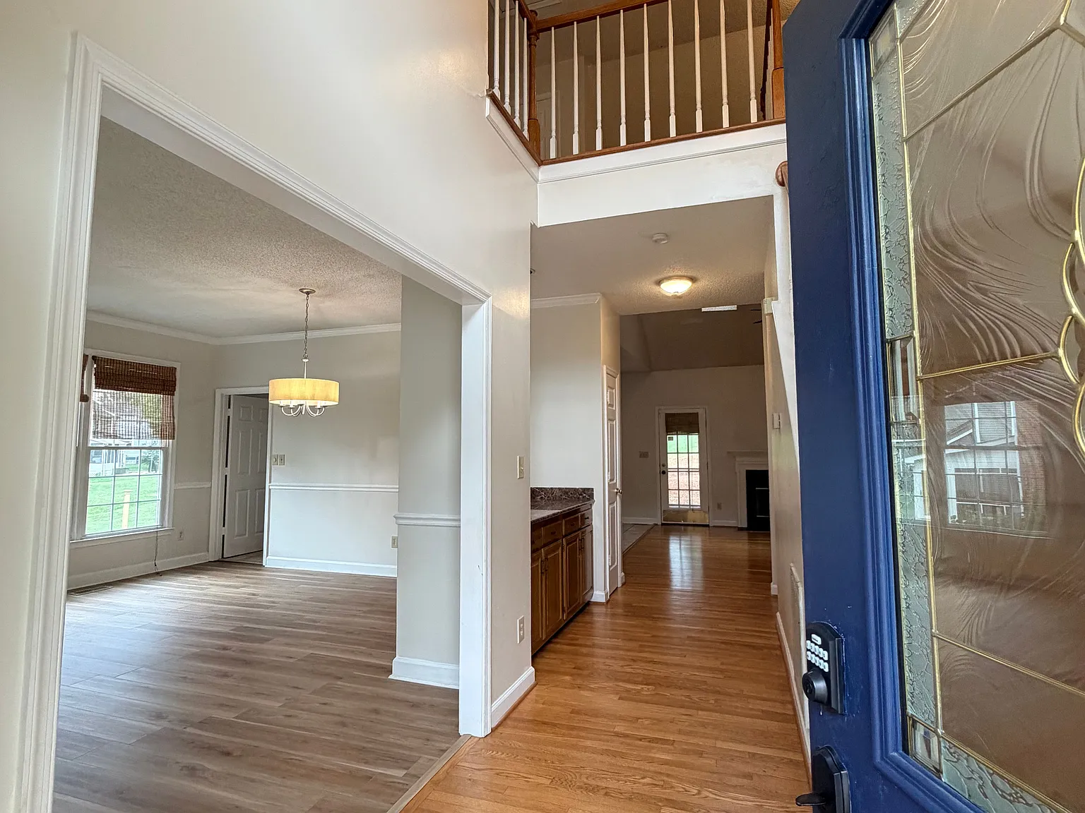 4 bed, 2.5 bath, 2376 sqft, $2,600 — Photo 2