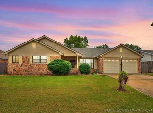 9202 E 37th Pl, Tulsa, OK 74145