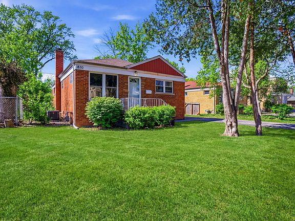 3rd image of 830 S La Grange Rd