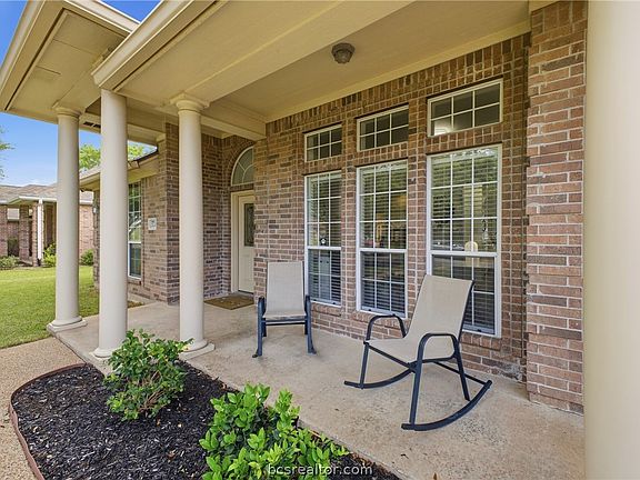 3rd image of 3714 Bridle Trails Ct