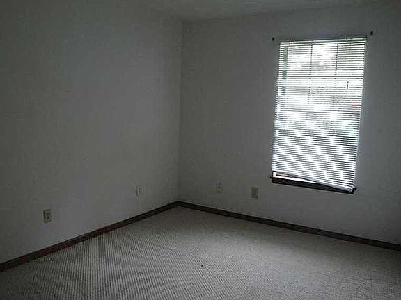 3rd image of 906 S Lake Cir