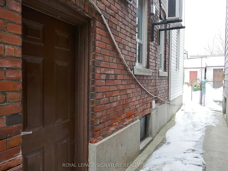1026 Ossington Ave #LOWER — Photo 8