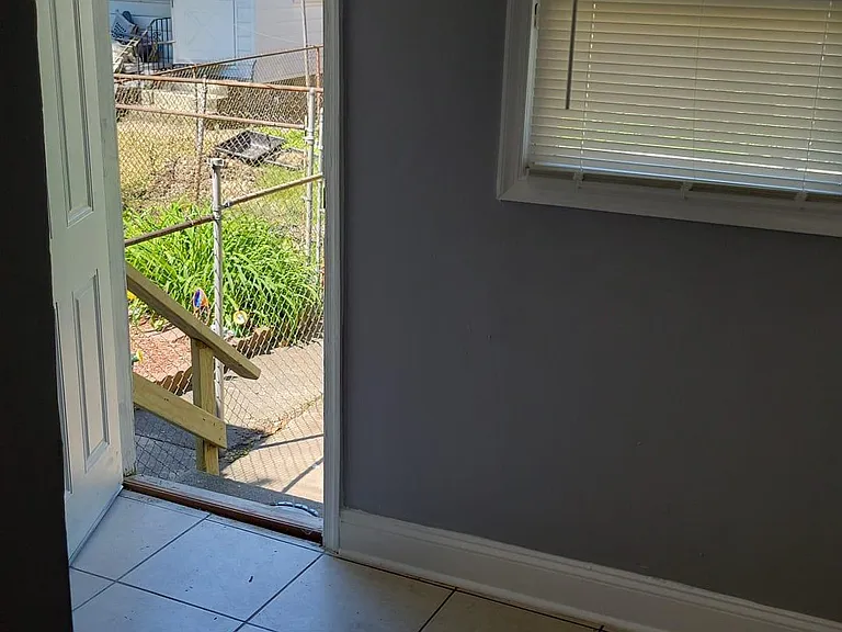 1438 N Edgewood St — Photo 10