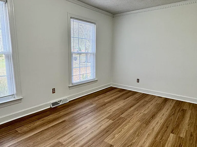 2112 Leon Dr — Photo 2