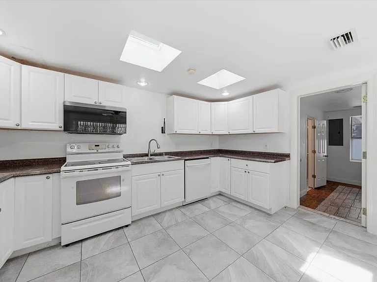 1647 Bay St SE — Photo 17