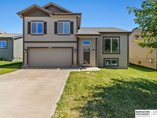 9153 Black St, Omaha, NE 68122