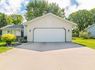 992 Honey Creek Rd, Oshkosh, WI 54904