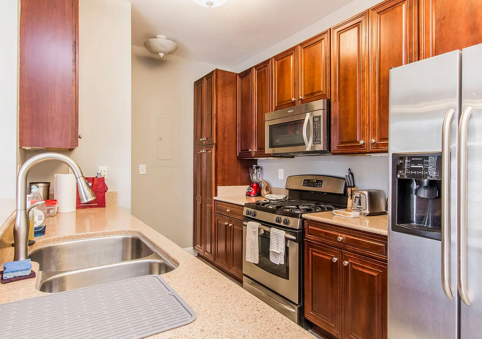 Charming Condo in Ridgely Manor — Photo 4
