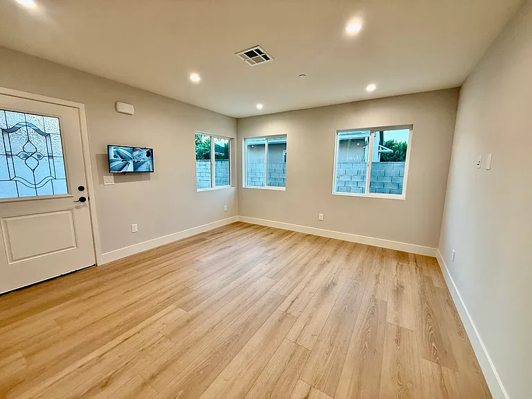 5607 N Muscatel Ave — Photo 2