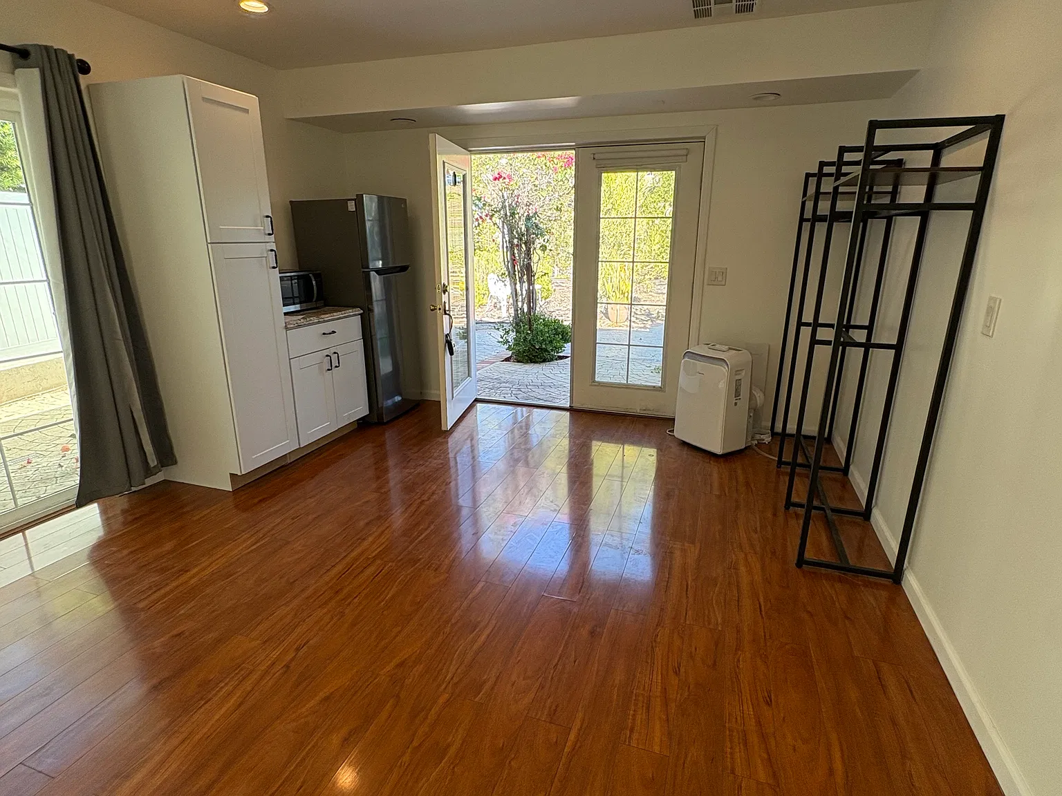 Studio, $2,000 — Photo 3