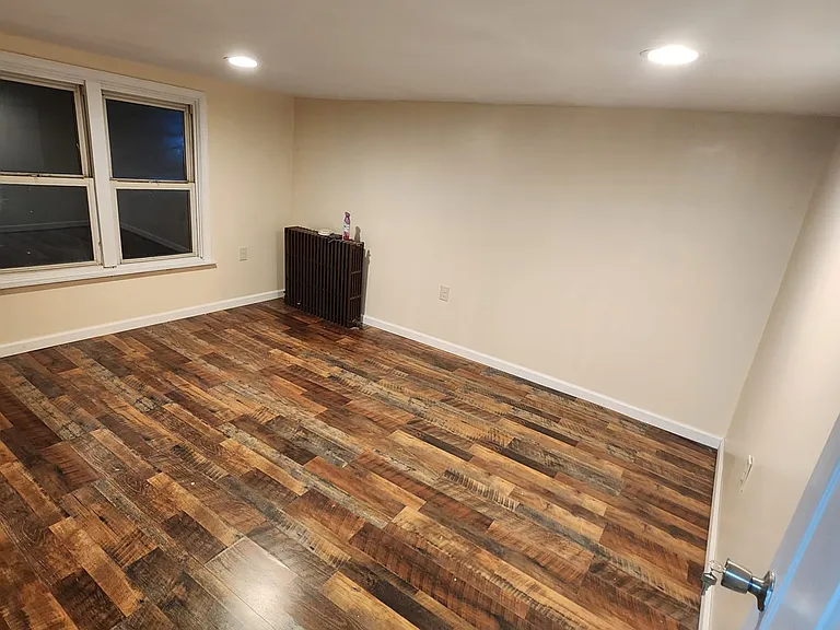324 E Market St — Photo 1