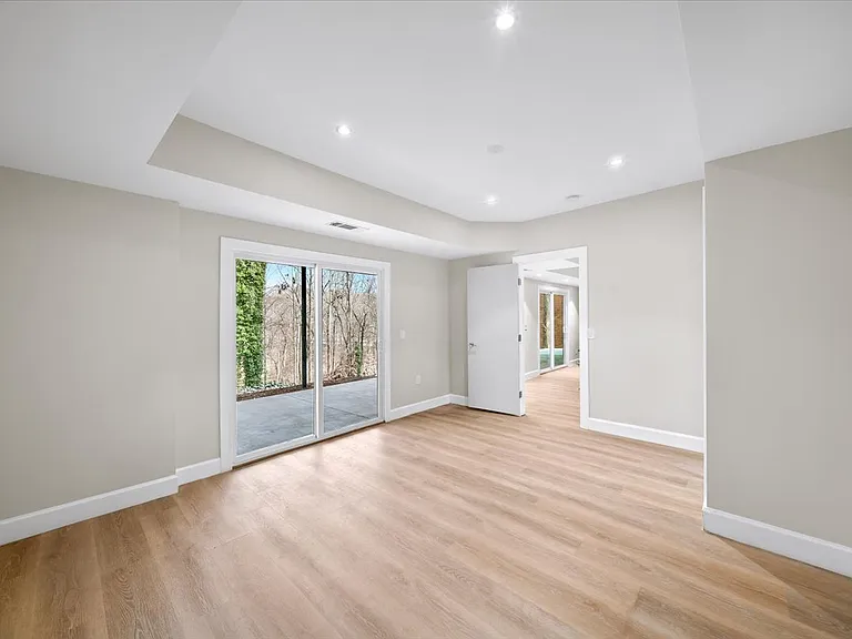 250 Bruton Way — Photo 18