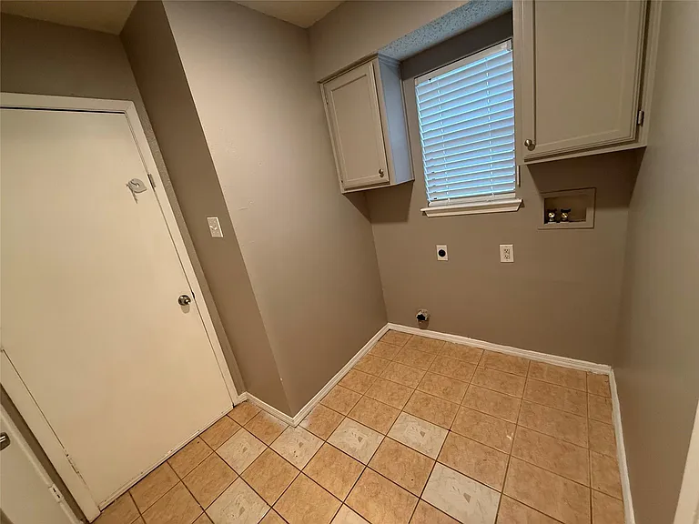 2834 Naples Dr — Photo 16