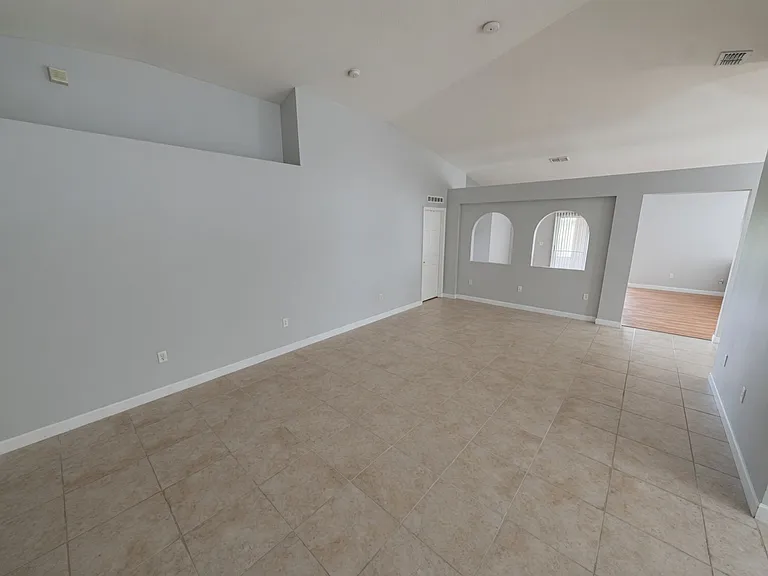 1256 25th Ter SW — Photo 2