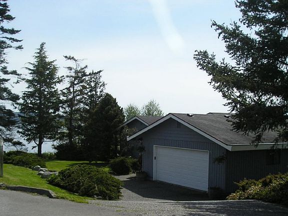 Main floor Living with 3 bedrooms/2.5 baths