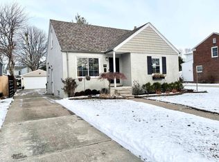 2230 Hawthorne Rd, Grosse Pointe Woods, MI 48236