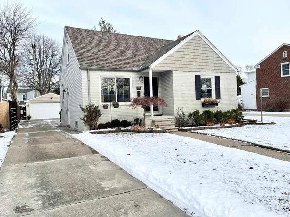 2230 Hawthorne Rd, Grosse Pointe Woods, MI 48236
