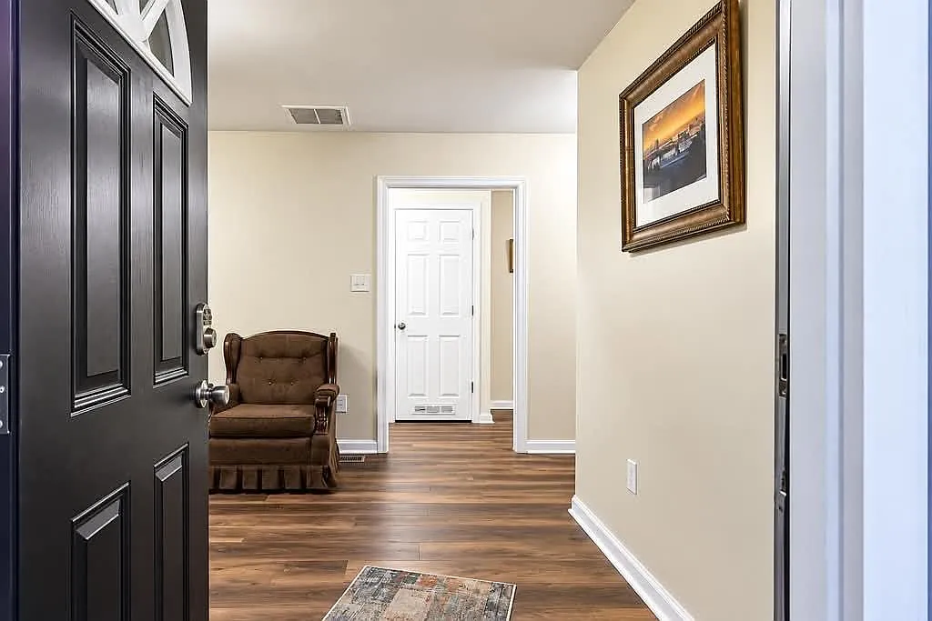 3 bed, 2.0 bath, 1216 sqft, $2,200 — Photo 2