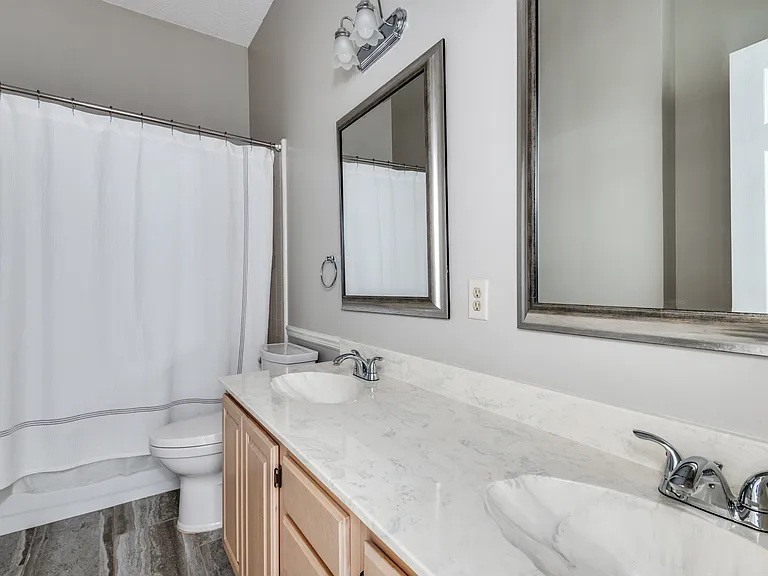 2608 Glenridge Dr — Photo 2