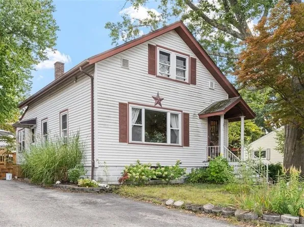 26 Rutherglen Ave, Providence, RI 02907