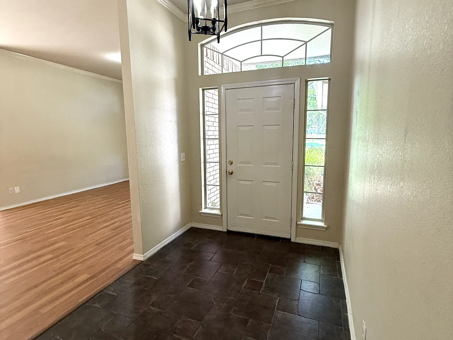 3021 W Elgin St — Photo 3