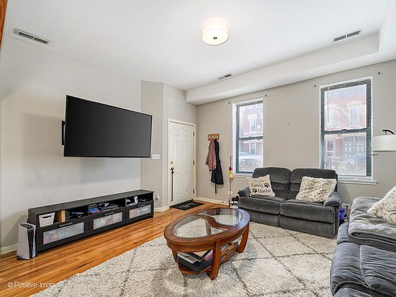 4th image of 1069 N Hermitage Ave #1