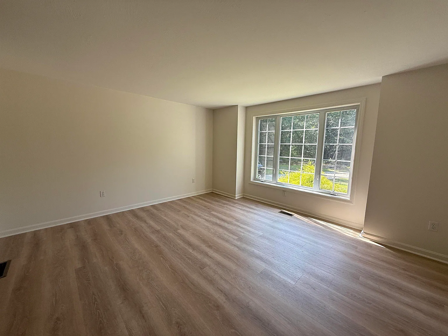 3 bed, 1.5 bath, 1550 sqft, $3,000 — Photo 3