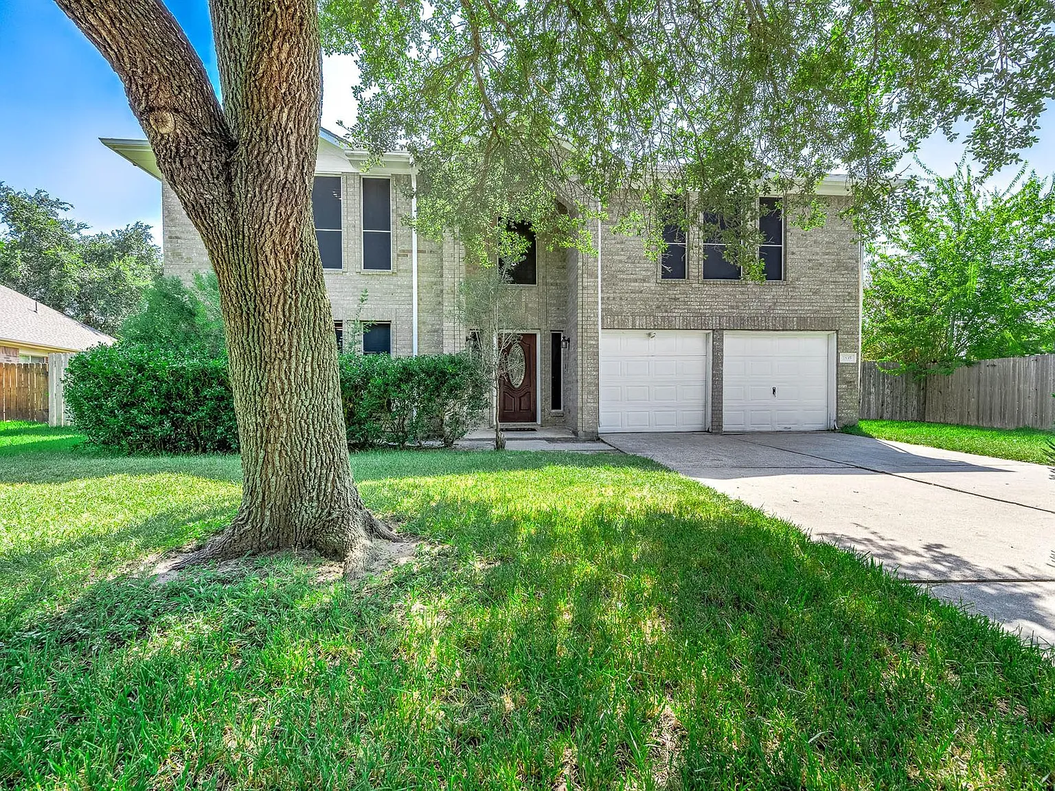 4 bed, 2.5 bath, 2635 sqft, $3,200 — Photo 2