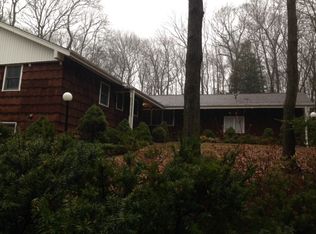 18 S Hollow Rd, Dix Hills, NY 11746