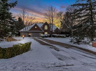 3295 Fieldstone Dr, Flushing, MI 48433