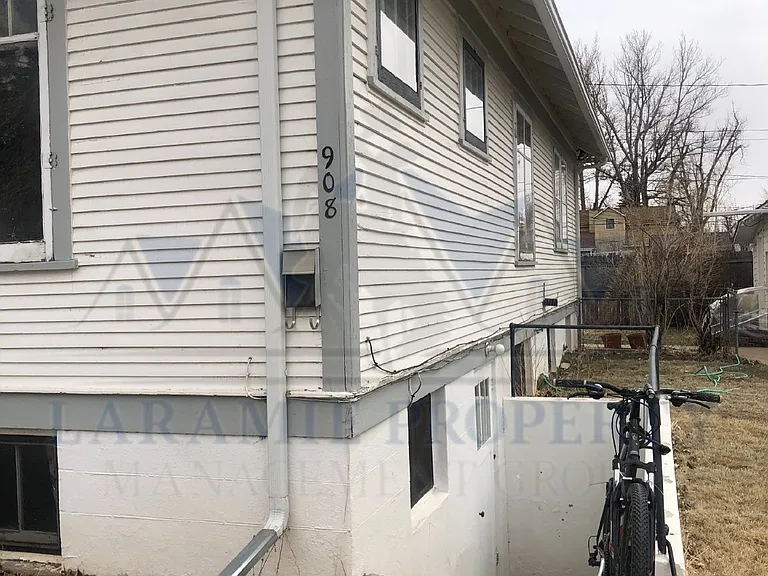 912 E Park Ave — Photo 5