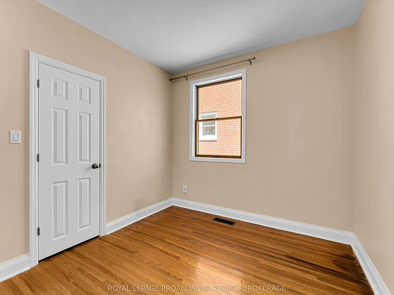 524 College St — Photo 21
