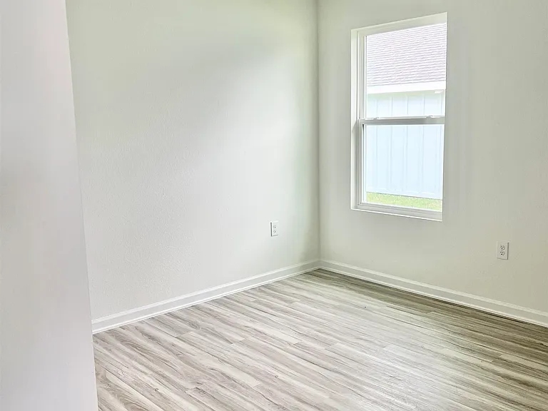 428 Winters Ave — Photo 6