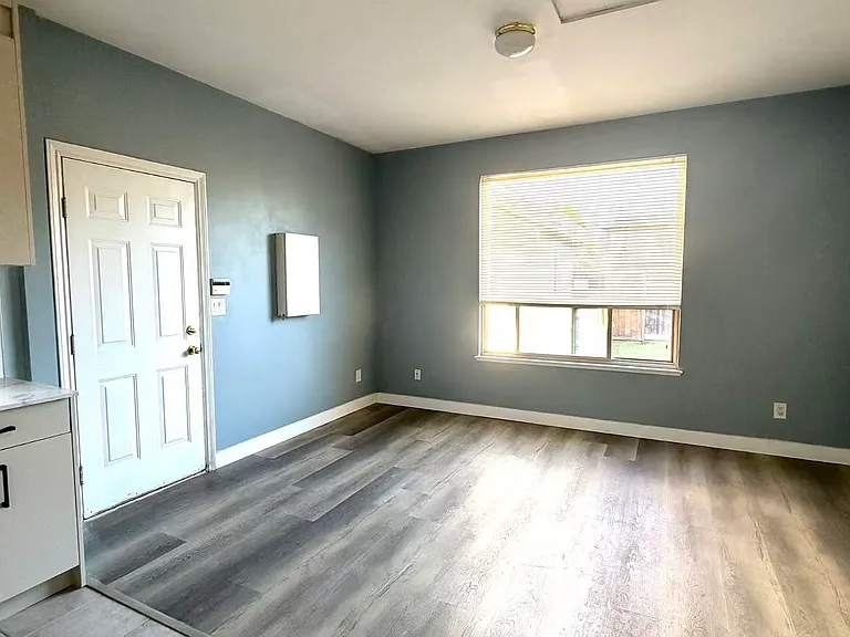 10631 Ainsworth Cres — Photo 2