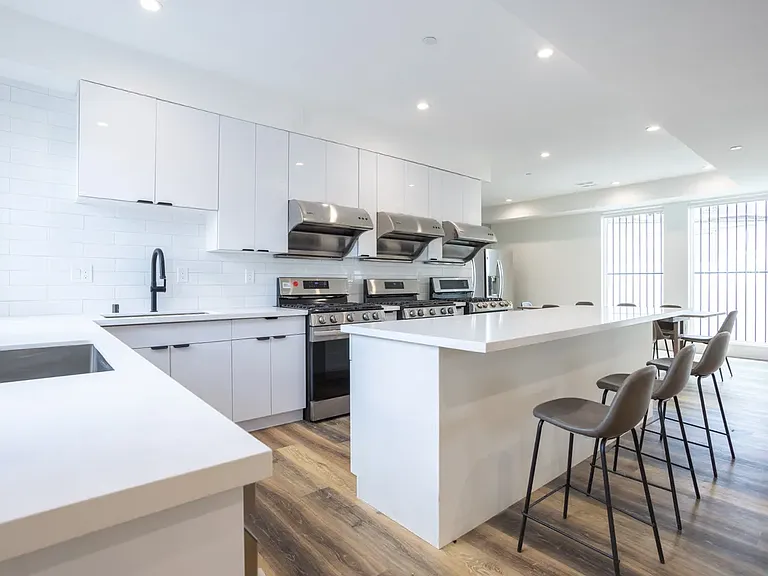 1814 W 36th St #101 — Photo 3