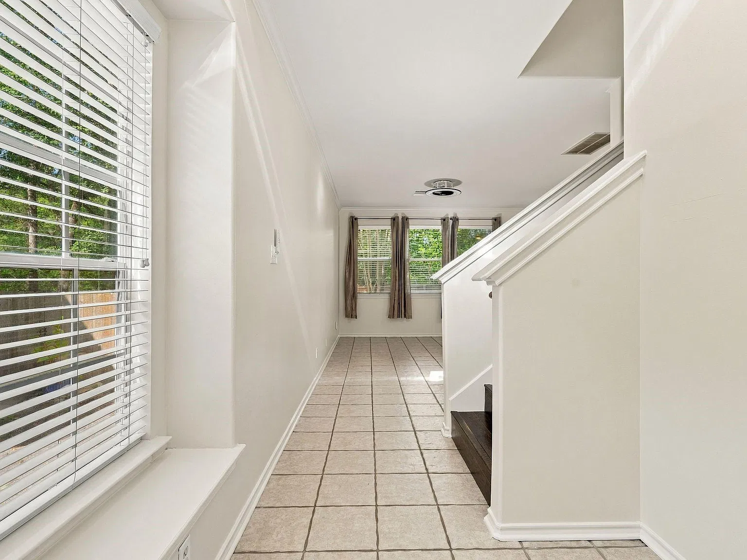 3 bed, 2.5 bath, 1657 sqft, $1,900 — Photo 4