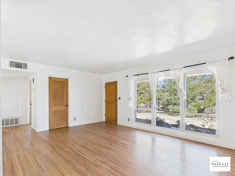 204 Solana Dr — Photo 1