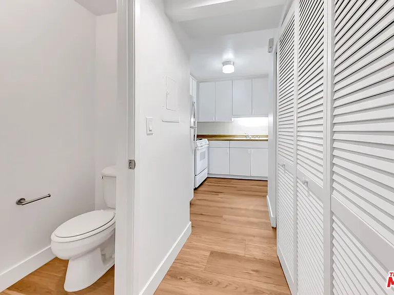 22135 Burbank Blvd #4 — Photo 15