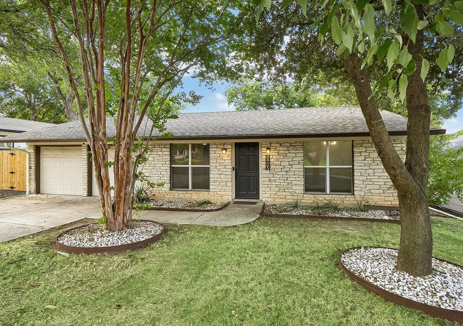 Beautiful 3/2 Bedroom House in University Hills - Available NOW — Photo 1