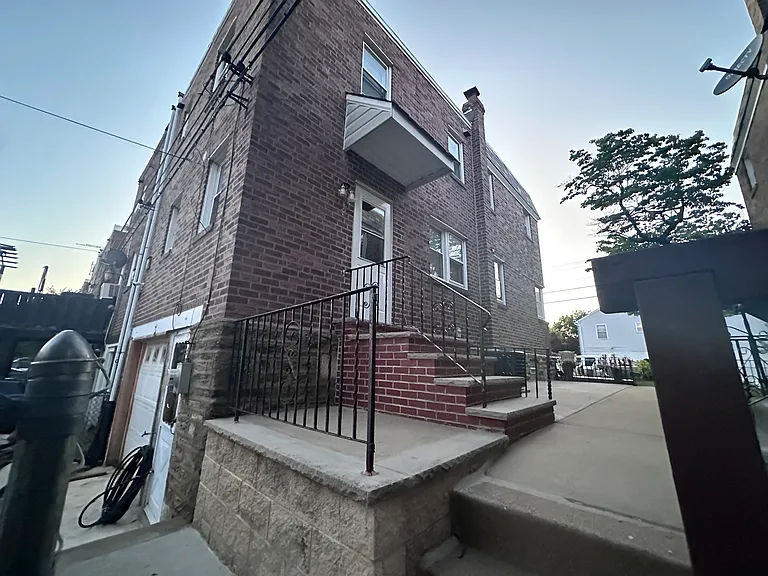 Crispin St — Photo 1