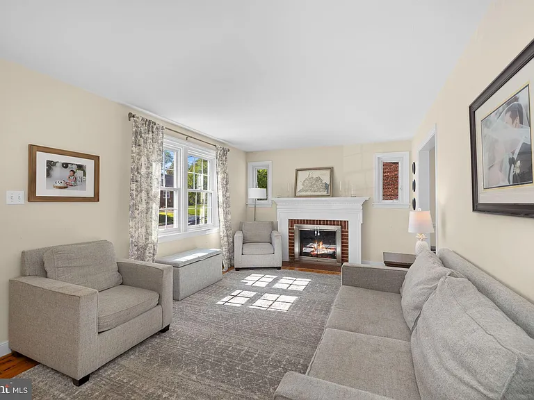 2929 Stuart Dr — Photo 3