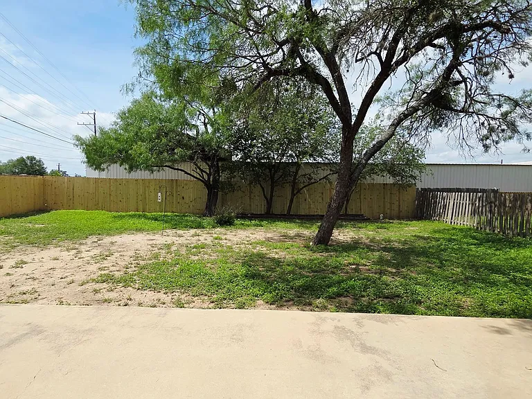 402 Empresario Dr — Photo 32