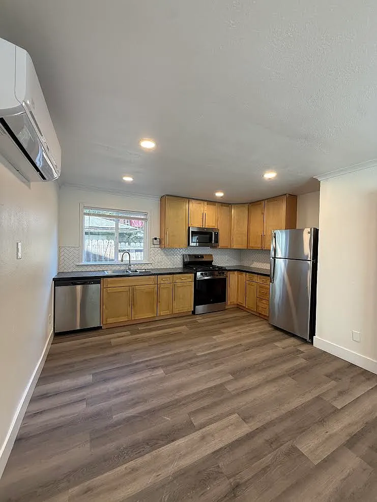 2 bed, 800 sqft, $1,995 — Photo 4