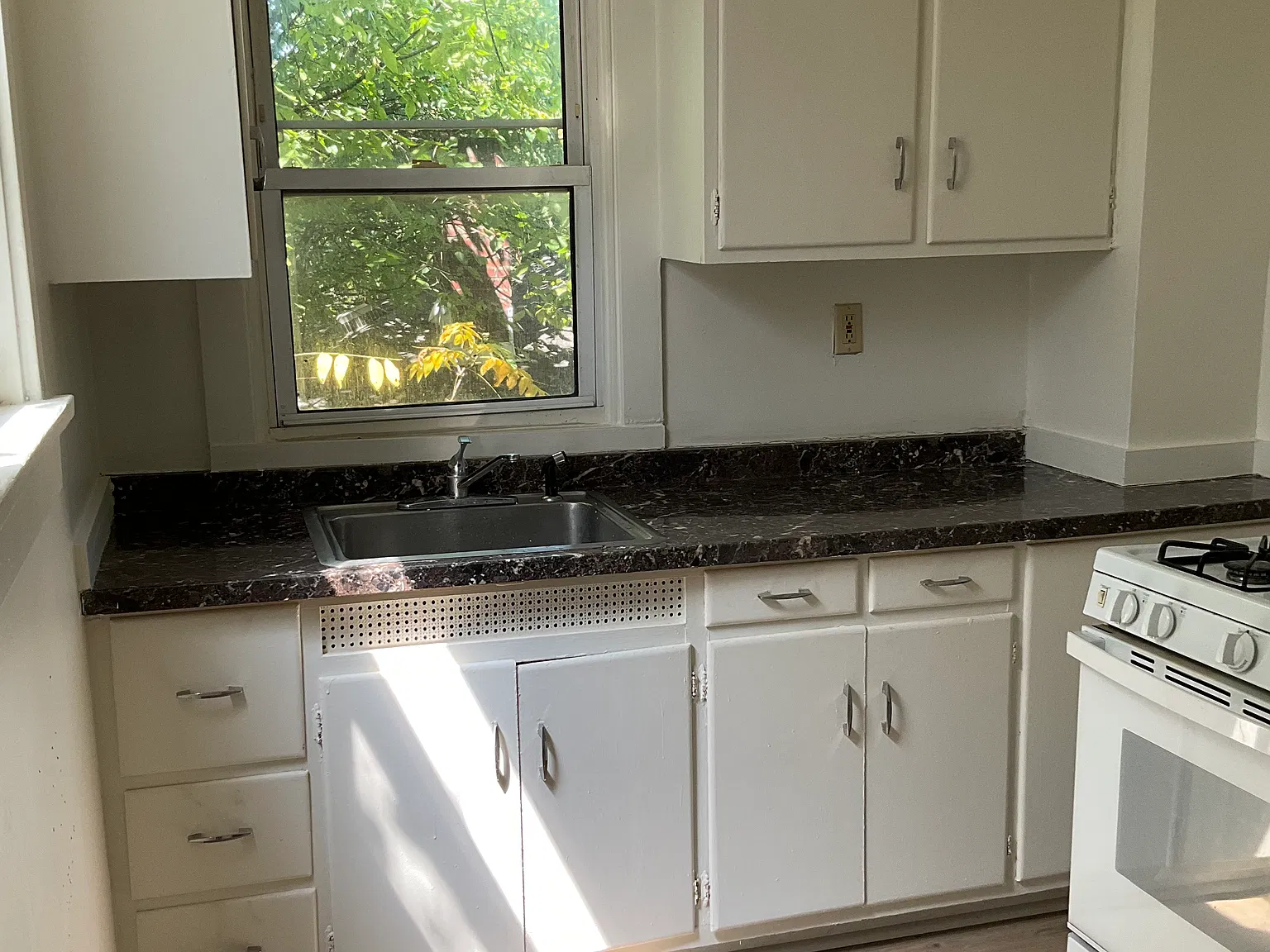 2 bed, 900 sqft, $1,045 — Photo 2