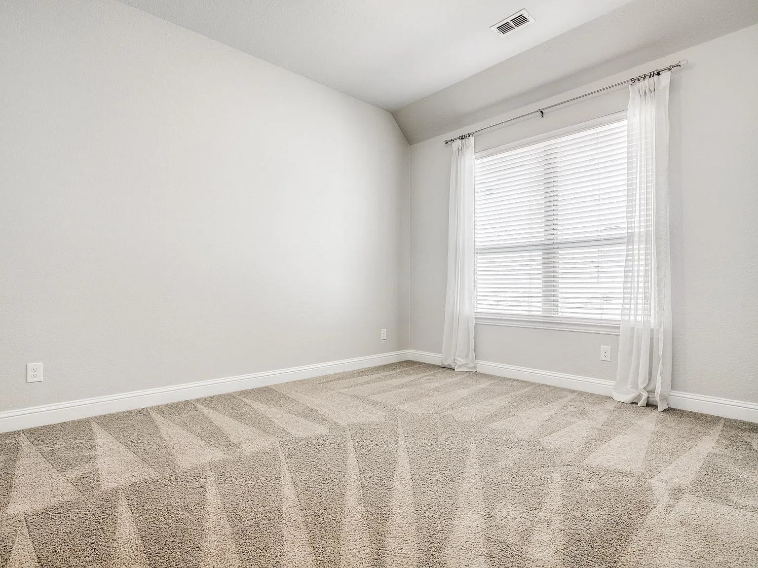 4 bed, 2313 sqft, $3,150 — Photo 4