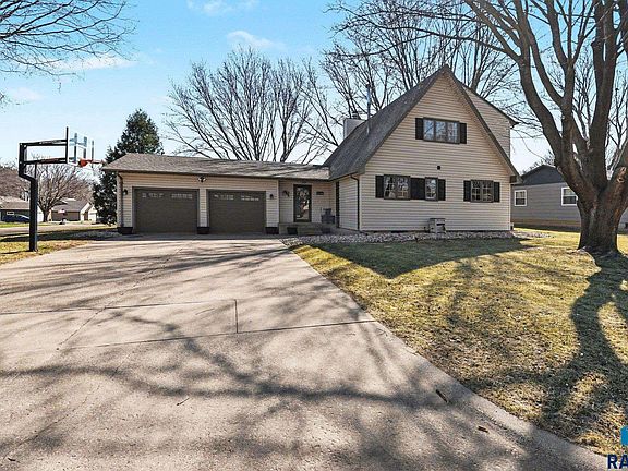 2nd image of 1110 Wyland Dr